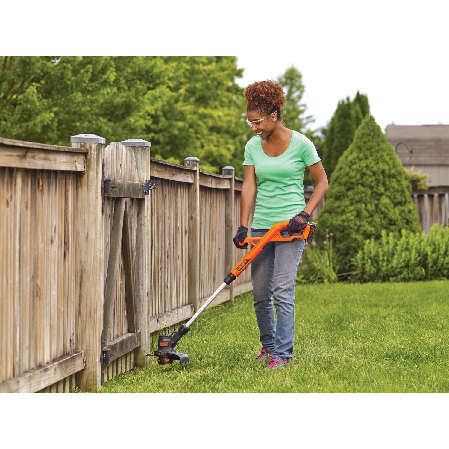 Black & Decker Black+Decker LCC221 10 In. 20 V Battery Edger/Trimmer Kit (Battery & Charger)