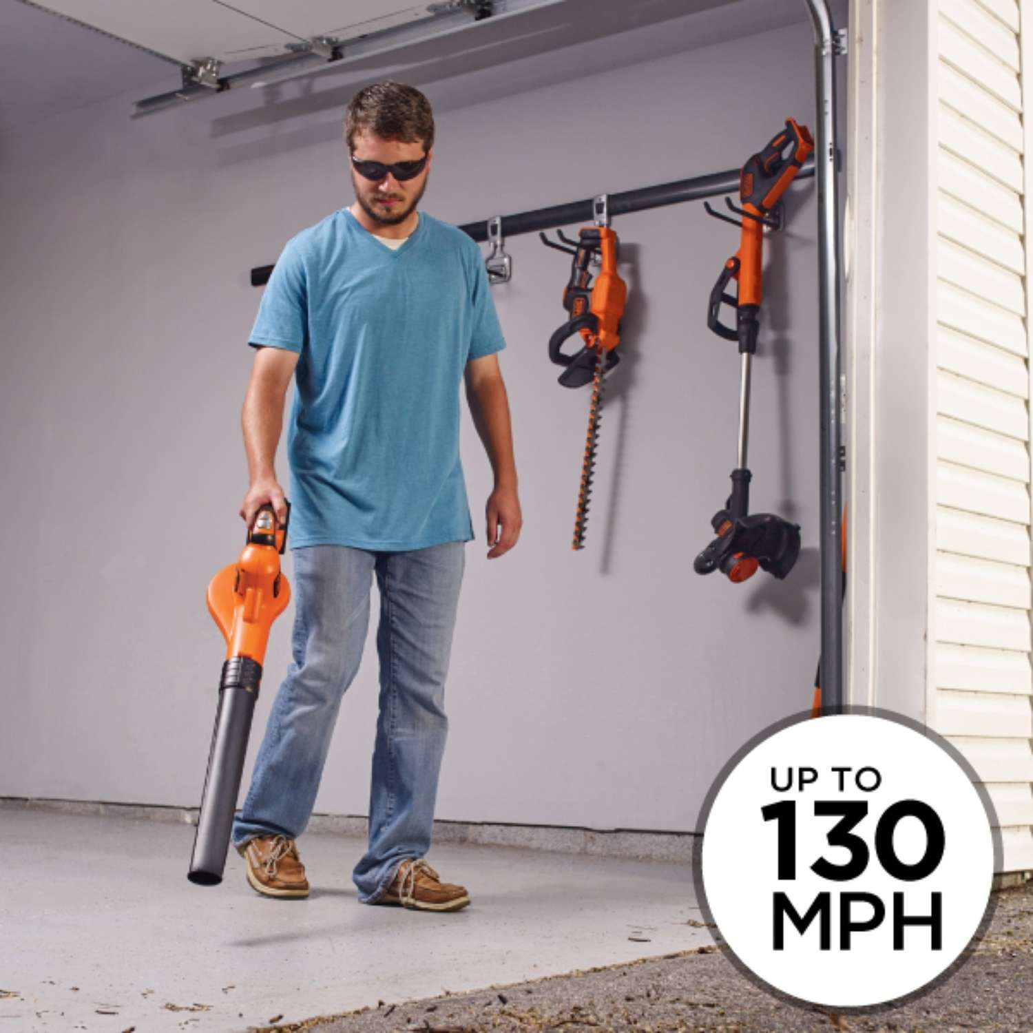 Black & Decker Black+Decker 130 Mph 100 CFM 20 V Battery Handheld Sweeper Kit (Battery & Charger)