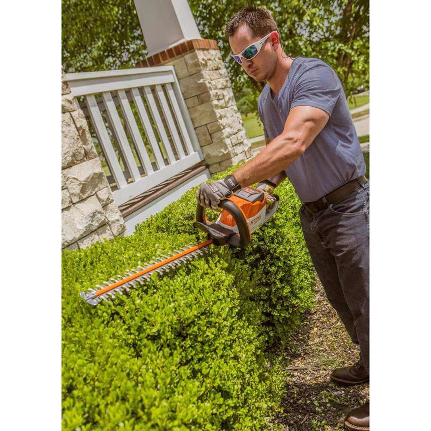  STIHL HSA 56 18 In. 36 V Battery Hedge Trimmer Kit (Battery & Charger)
